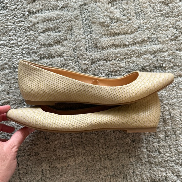 NEW WITH TAGS size 10 Express snakeskin print flats - Picture 2 of 5